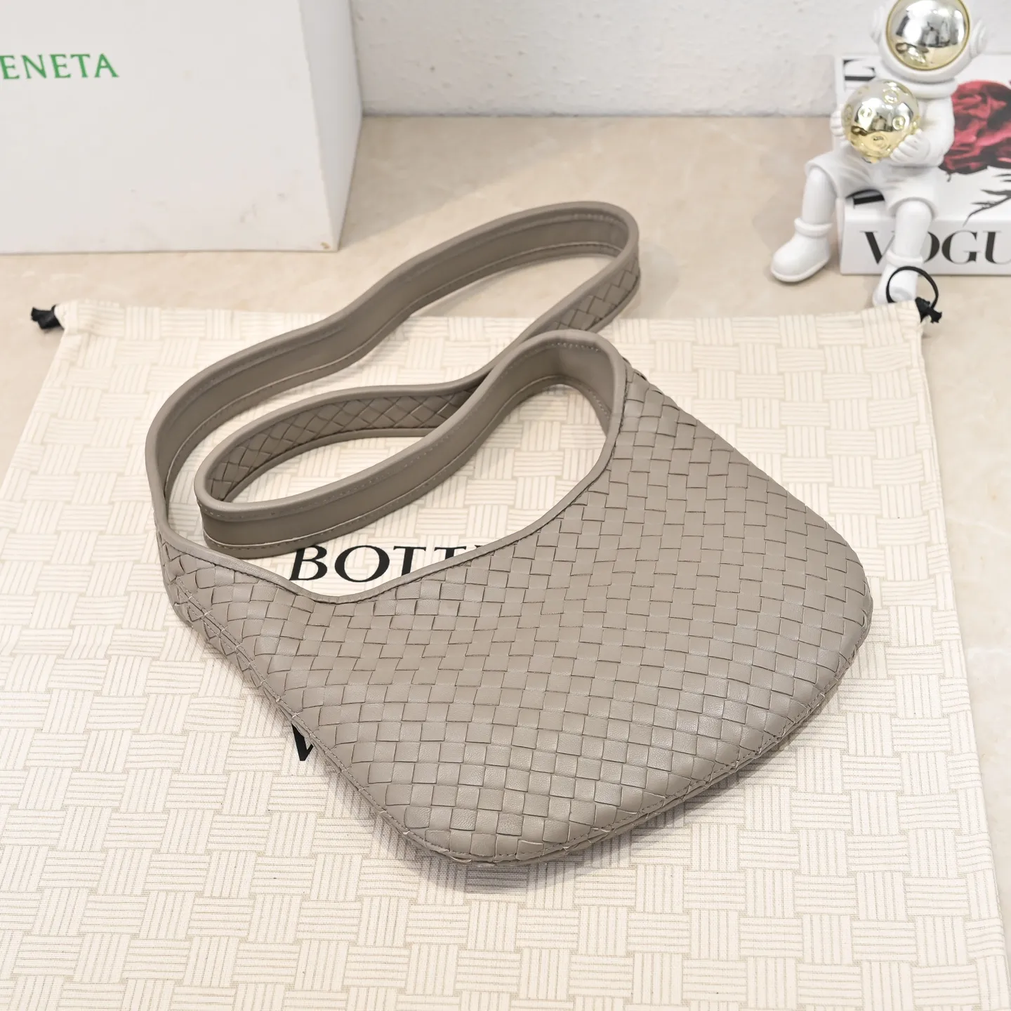 Batch 1660 BV intricate woven leather crossbody bag. Practical design. Made of soft cowhide weaving technology. The upper body has a high-end feel [Victory] zipper opening and closing method, which makes it more secure. It is light and comfortable to use. The crossbody shape is large enough and has full fashion attributes. ‼ ️Regardless of men and women, it is super versatile for any crowd or scene. Size: 27*17*2.5cm Model: 6918